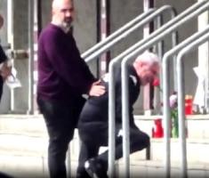 白发人送黑发人！布彭扎恩师跪地痛哭，情绪崩溃无法参加发布会