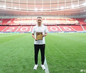 里程碑，裁判员王竞完成个人第100场中超联赛执法